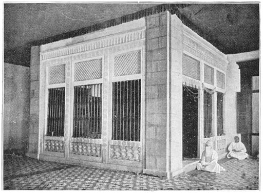 Kamer voor het vuur te Udvada. Priester met den sluier of padam vóór den mond.