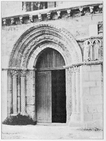 Lámina 29. ESTÍBALIZ Puerta del hastial del sur de la basílica. Lámina 29. ESTÍBALIZ Puerta del hastial del sur de la basílica.