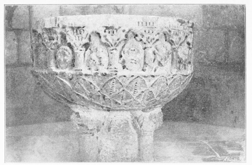 Lámina 32. ESTÍBALIZ Pila bautismal de la basílica. (Fot. L. E.) Lámina 32. ESTÍBALIZ Pila bautismal de la basílica. (Fot. L. E.)