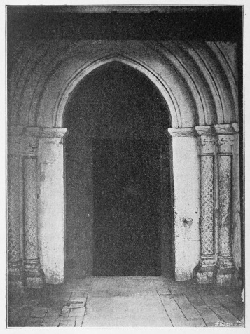 Lámina 44. ARGANDOÑA Puerta de la iglesia. (Fot. L. E.) Lámina 44. ARGANDOÑA Puerta de la iglesia. (Fot. L. E.)