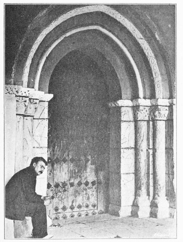 Lámina 46. ARZUBIAGA Portada de la iglesia. (Fot. L. E.) Lámina 46. ARZUBIAGA Portada de la iglesia. (Fot. L. E.)