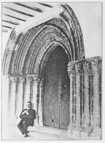 Lámina 48. BELUNZA Portada de la iglesia. (Fot. L. E.) Lámina 48. BELUNZA Portada de la iglesia. (Fot. L. E.)