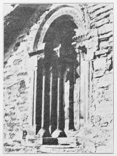 Ventana del ábside de la iglesia. Ventana del ábside de la iglesia.