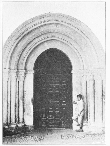 Lámina 52. BETOÑO Puerta de la iglesia. (Fot. L. E.) Lámina 52. BETOÑO Puerta de la iglesia. (Fot. L. E.)