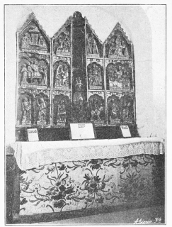 Tríptico del altar. (Fotografías L. E.) Tríptico del altar. (Fotografías L. E.)