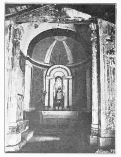 Interior de la capilla del cementerio. Interior de la capilla del cementerio.