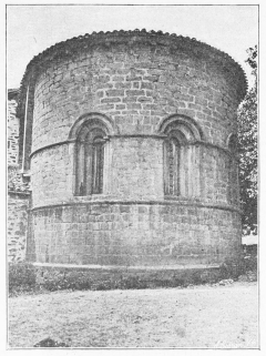 Lámina 64. HUETO DE ARRIBA Ábside de la iglesia. (Fotografías L. E.) Lámina 64. HUETO DE ARRIBA Ábside de la iglesia. (Fotografías L. E.)