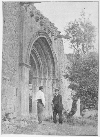 Lámina 79. MAESTU Portada de la ermita de San Martín. (Fot. L. E.) Lámina 79. MAESTU Portada de la ermita de San Martín. (Fot. L. E.)