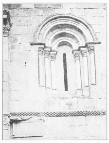 MARQUÍNEZ. Ventana de la ermita de San Juan. (Fot. L. E.) MARQUÍNEZ. Ventana de la ermita de San Juan. (Fot. L. E.)