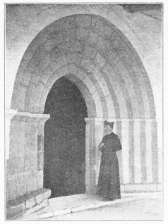 Lámina 83. MEZQUÍA Puerta de la iglesia parroquial. Lámina 83. MEZQUÍA Puerta de la iglesia parroquial.