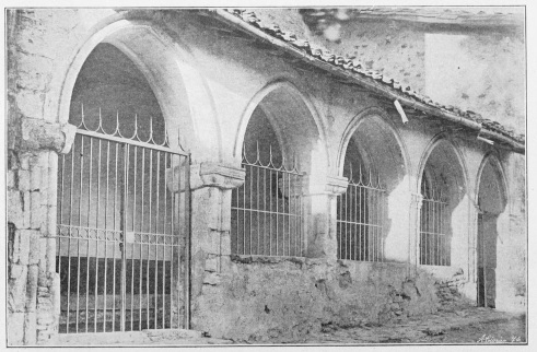 Lámina 85. MONASTERIOGUREN Exterior del pórtico de la iglesia. (Fot. L. E.) Lámina 85. MONASTERIOGUREN Exterior del pórtico de la iglesia. (Fot. L. E.)