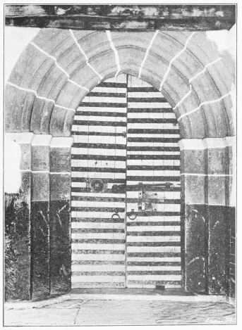 Lámina 87. NAFARRATE Puerta de la iglesia. (Fot. L. E.) Lámina 87. NAFARRATE Puerta de la iglesia. (Fot. L. E.)