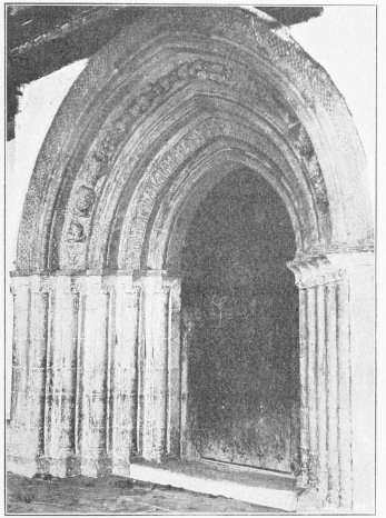 Lámina 92. ULLÍBARRI-ARRAZUA Puerta de la iglesia. (Fot. L. E.) Lámina 92. ULLÍBARRI-ARRAZUA Puerta de la iglesia. (Fot. L. E.)