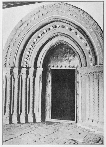 Lámina 93. URRÚNAGA Puerta de la iglesia. (Fot. L. E.) Lámina 93. URRÚNAGA Puerta de la iglesia. (Fot. L. E.)